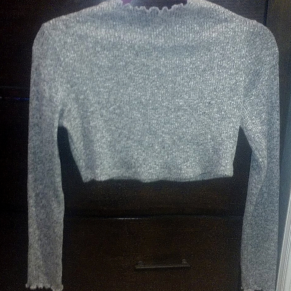 Long sleeve grey cropped sweater/shirt